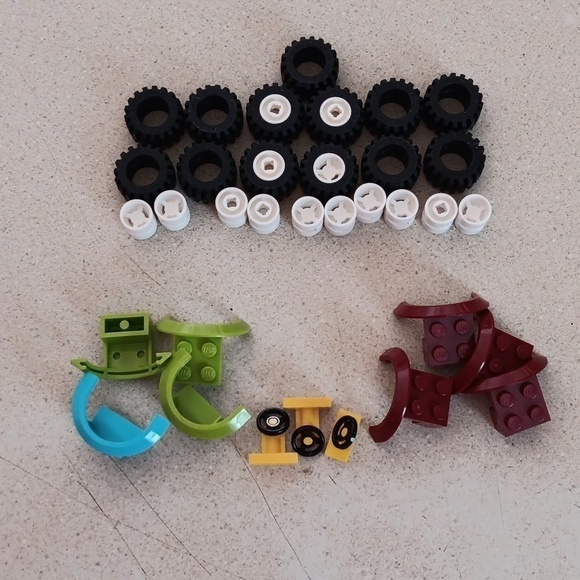 Friends Beauty of Building Case and Legos - Picture 7 of 13